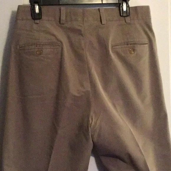 Bills khaki classic fit size 34 in excellent condition